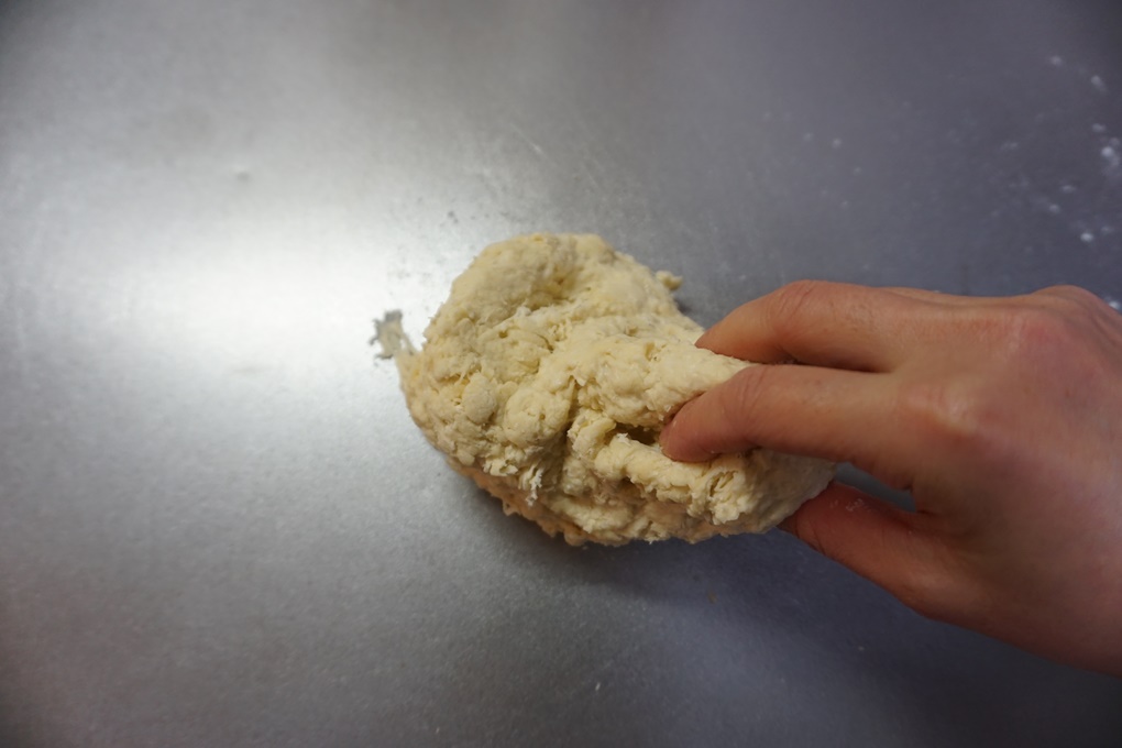生地をつかんでは台に叩きつける、を3分程度繰り返します。