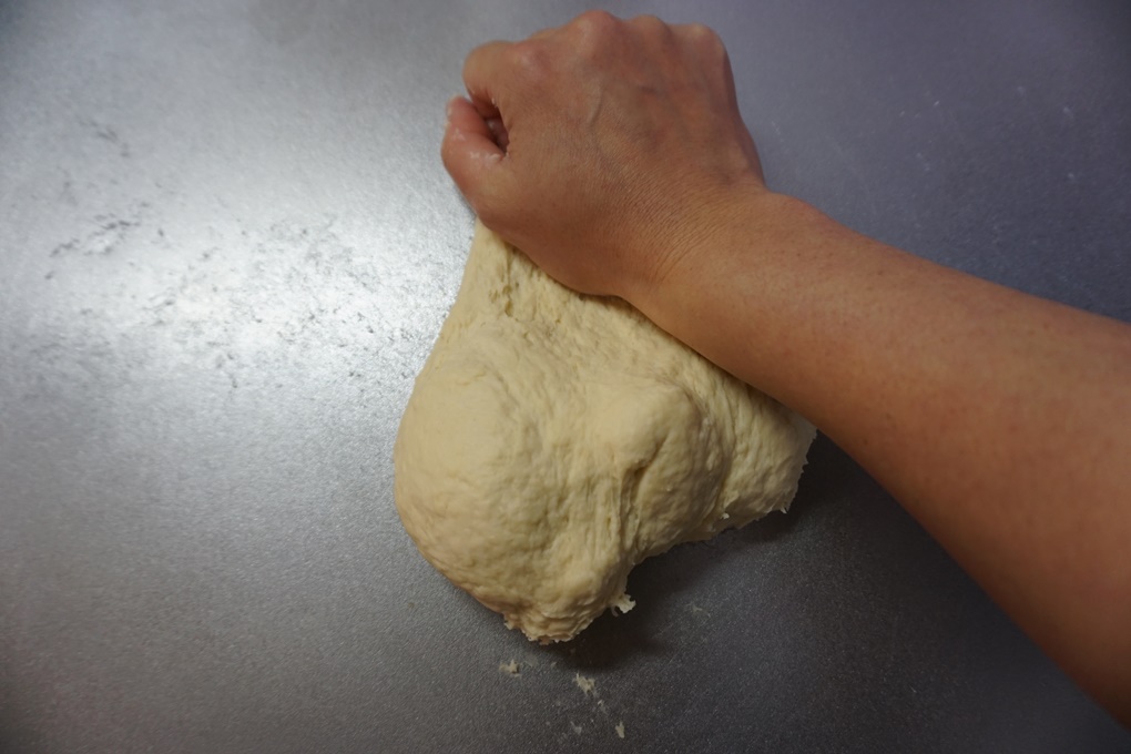 8分ぐらい台にこすり付けるように捏ねます。