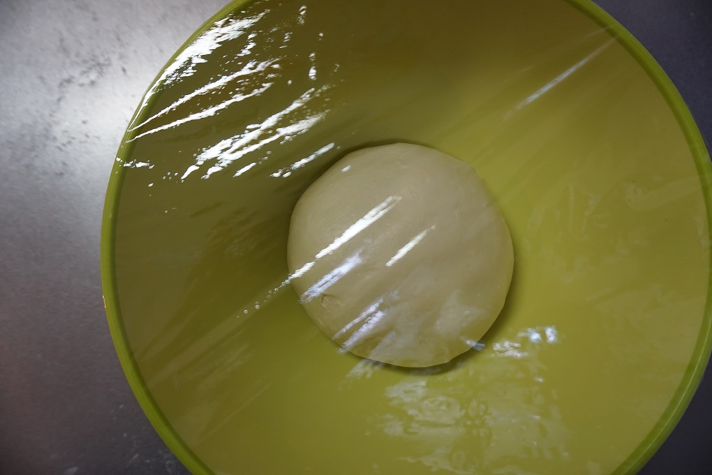 一次発酵：ラップをかけて、暖かい場所で約3～4時間発酵させます。時間はあくまでも目安です。生地が3倍ぐらいに膨らむまで待ってください。