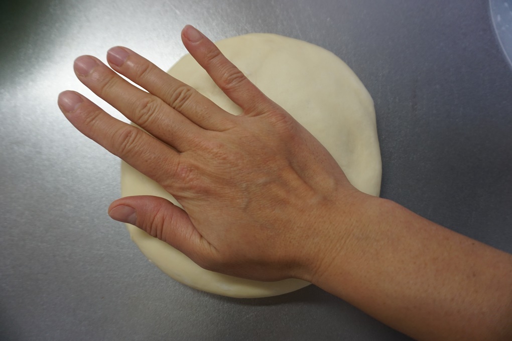 パンチ：生地の空気を抜くように、手のひらで優しく押します。