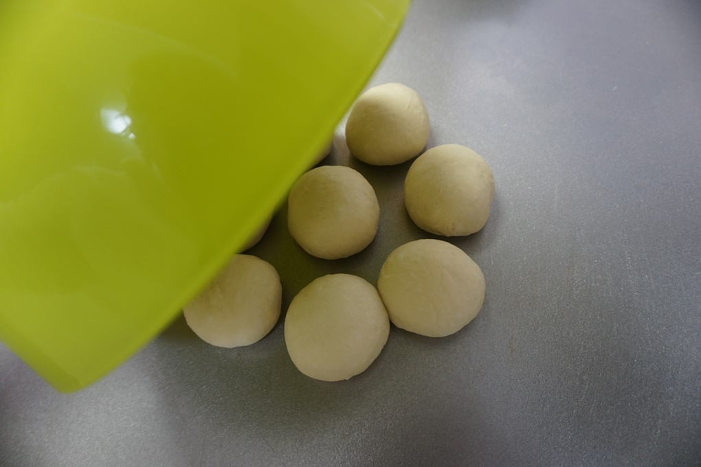 ベンチタイム：生地をまとめ直し、乾燥しないようにして15分休ませます。