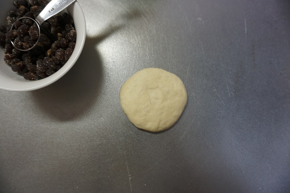 生地を手で押し広げます。