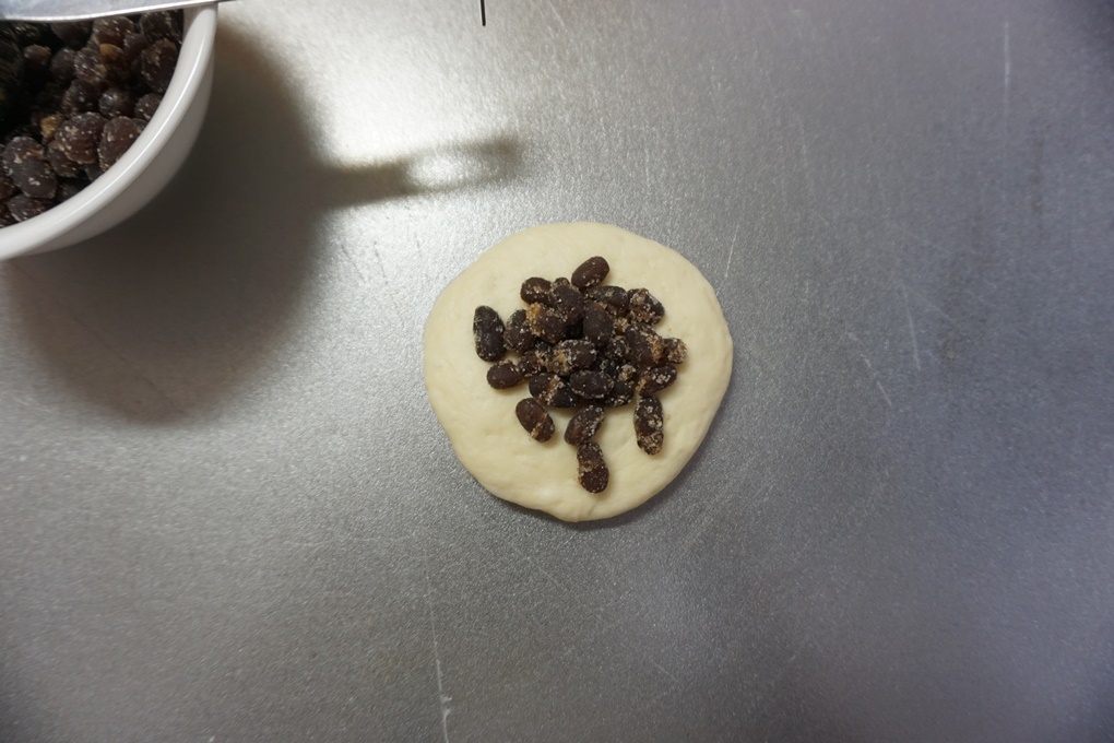 小豆の甘納豆を大さじ1程度のせます。