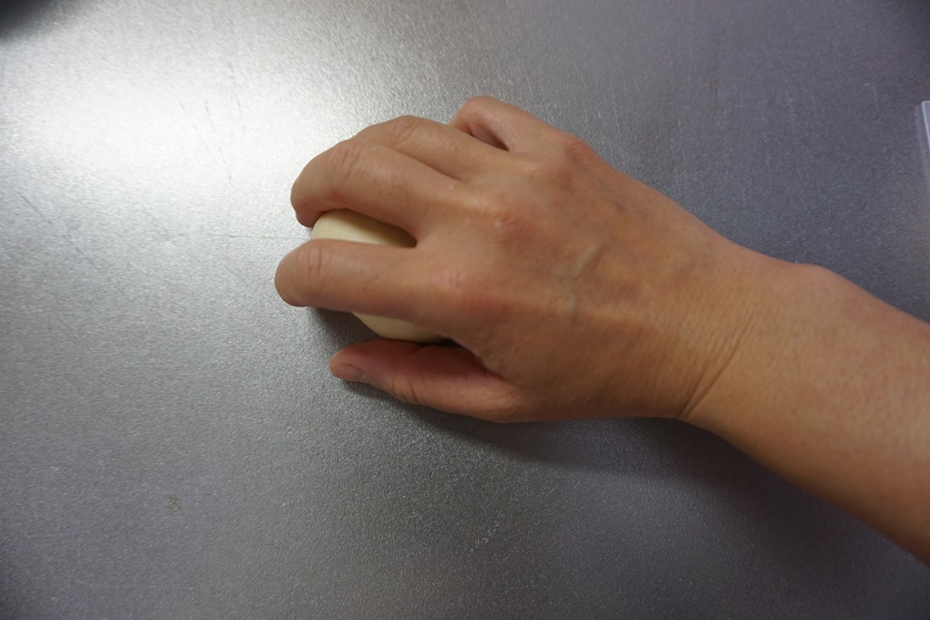 手の中で転がすようにします。