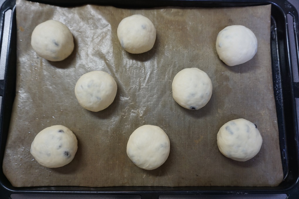 二次発酵：袋をかぶせて、暖かい場所で約2倍になるまで発酵します。（約1時間半）