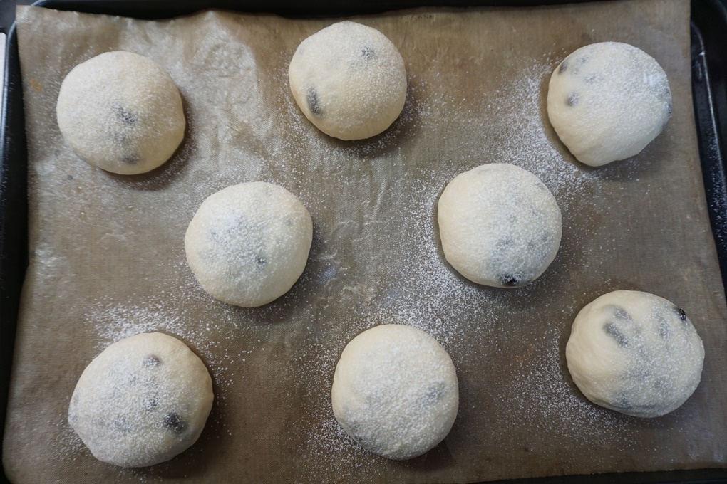 上新粉または強力粉（分量外）を茶こしを使って薄くふるいます。