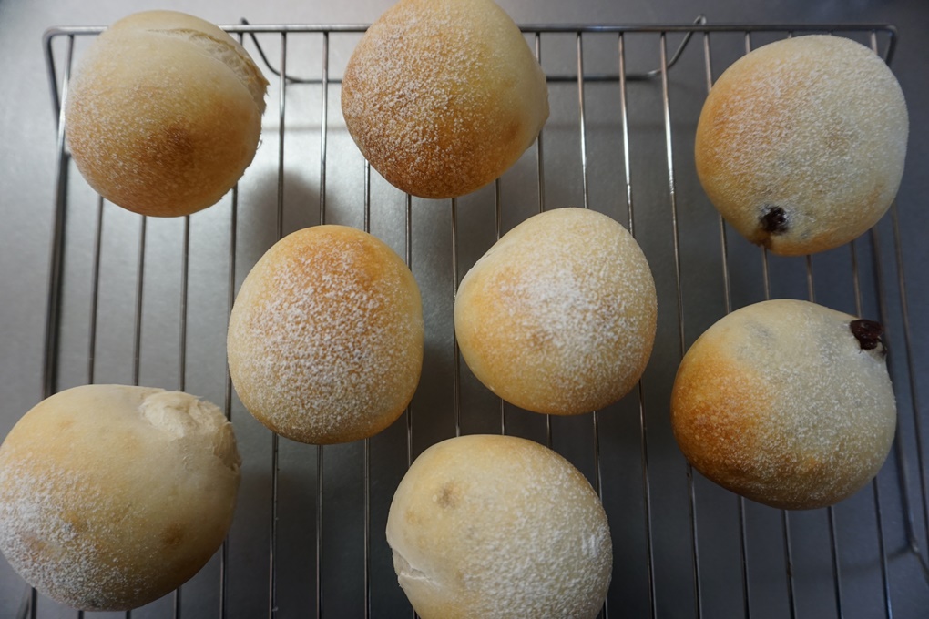 170℃で14分焼きます。 焼き上がりはケーキクーラーなどに乗せて粗熱を取ります。