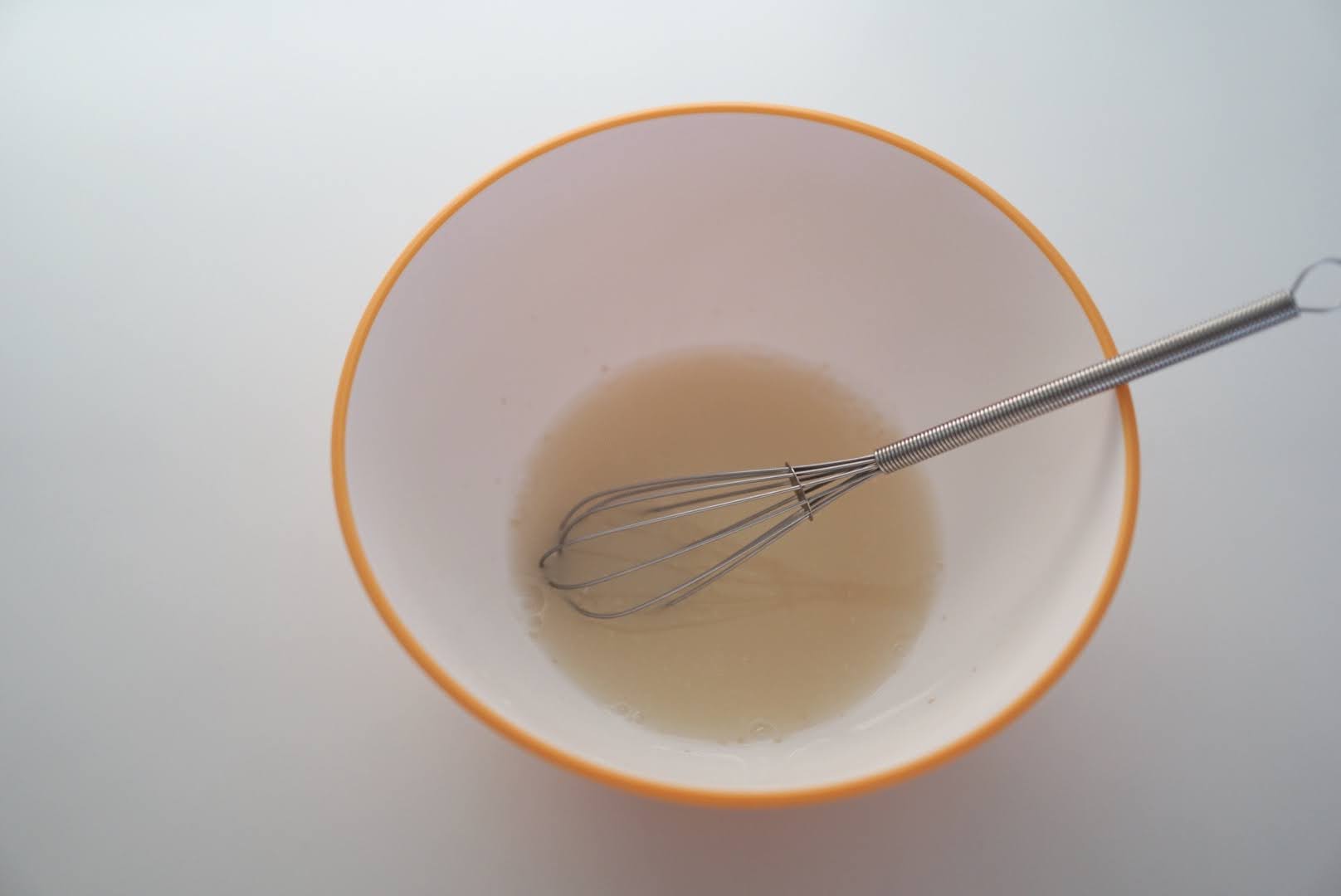 水（ぬるま湯）を入れてかき混ぜます。