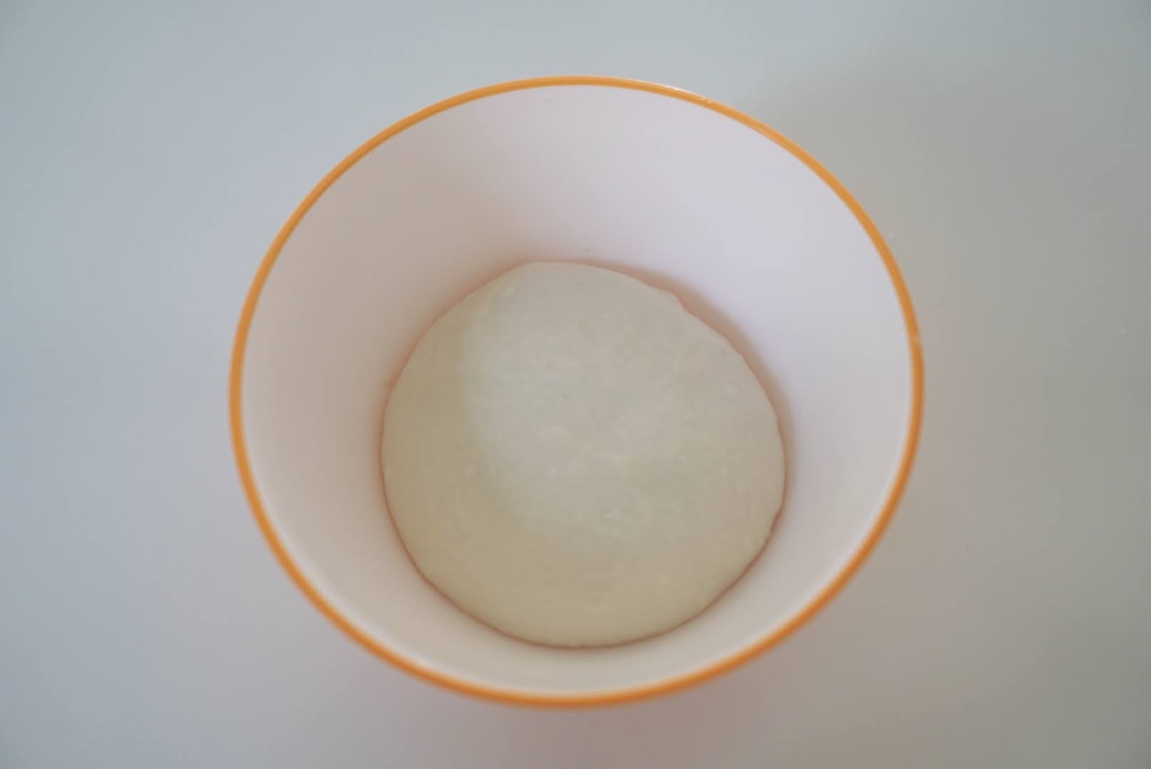 生地が最初の状態より２倍に膨らんでいれば一次発酵完了です。