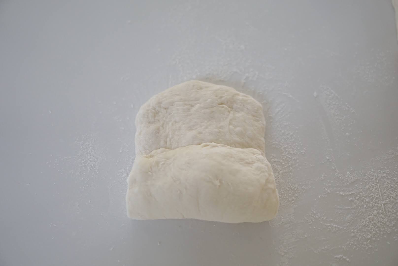 手前三分の一を折りたたみます。