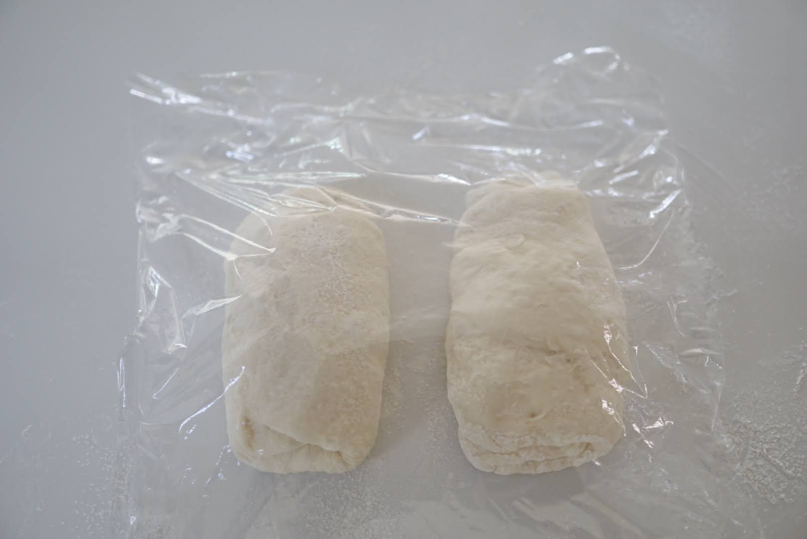 【ベンチタイム】 生地が乾かないようにラップなどをかけて１５分置きます。