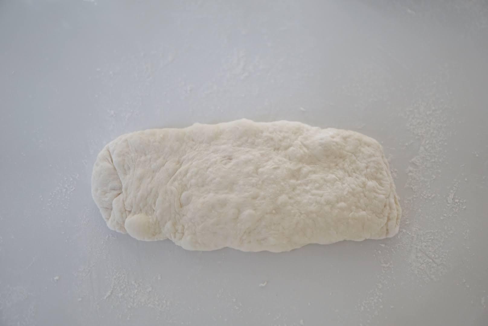 ベンチタイム後の生地を長方形に伸ばします。