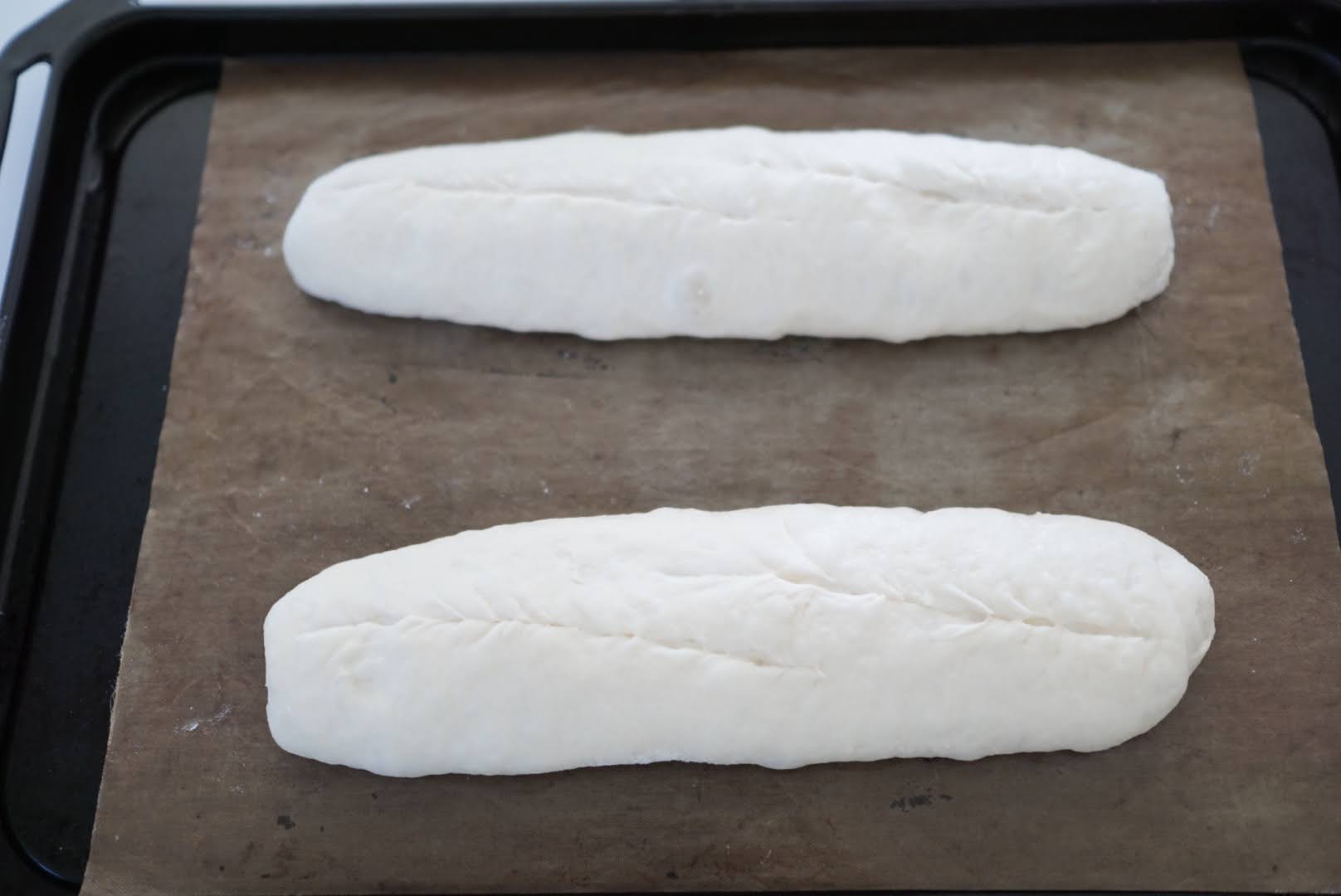 クープナイフをスッと引き、クープを入れます。 何度もなぞらずに、一気にクープを入れるのがコツです。（3mmぐらいの深さです）