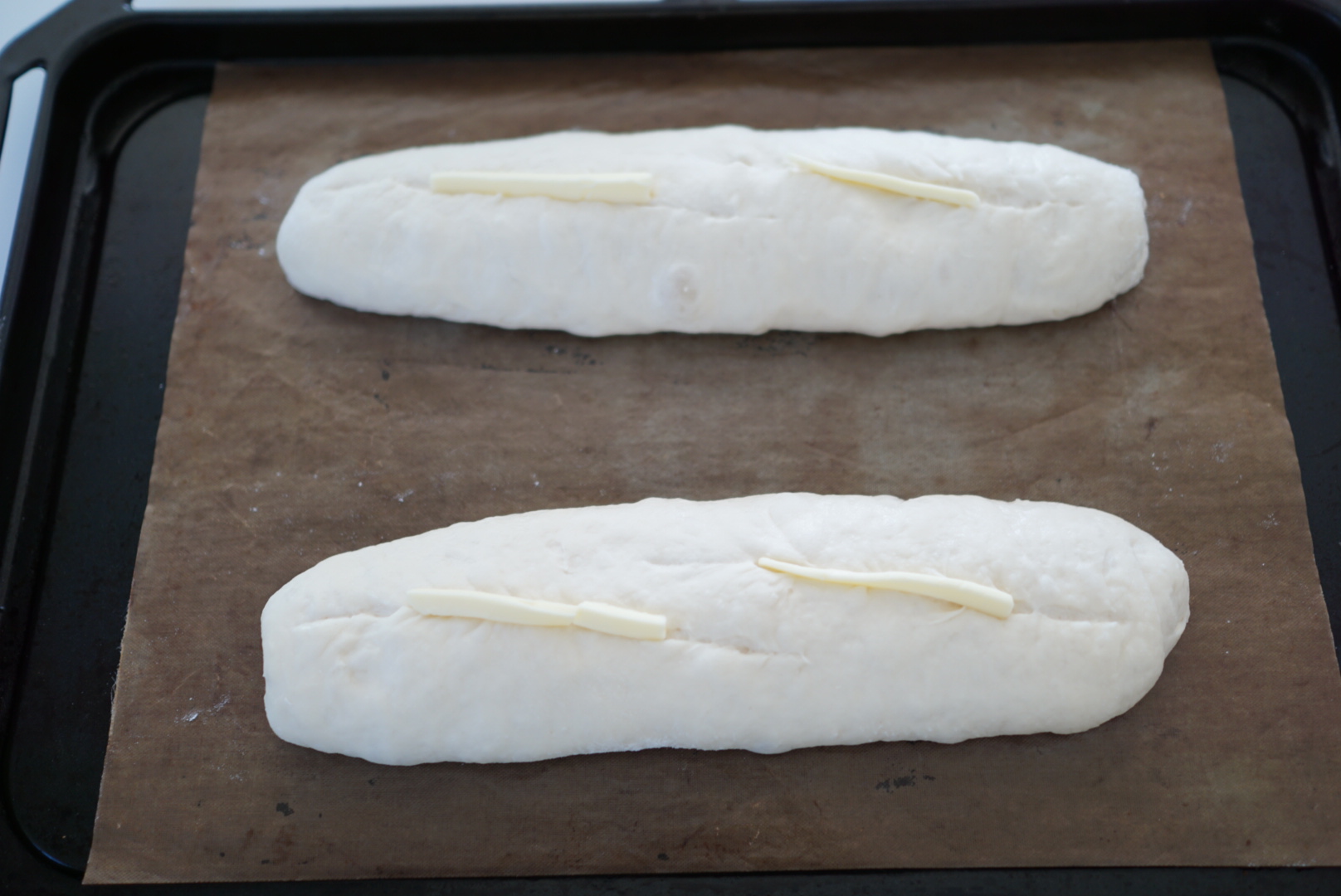 細く切ったバターをクープにのせます。