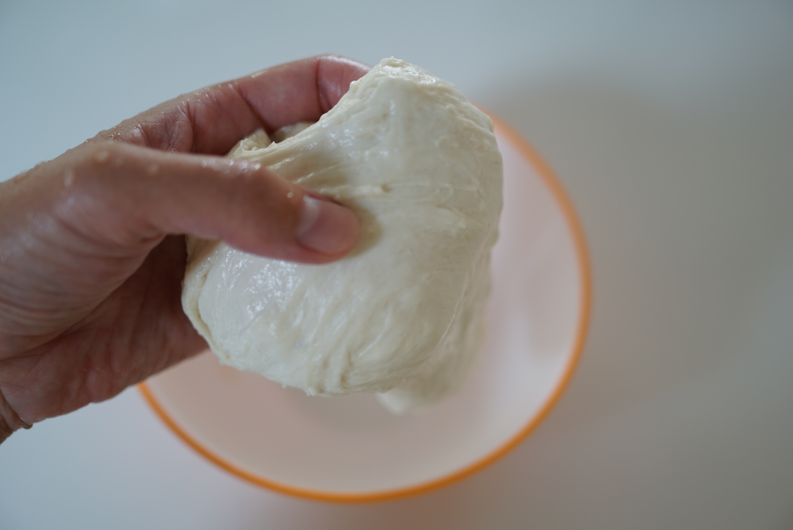 手を濡らして生地を丸め直します。