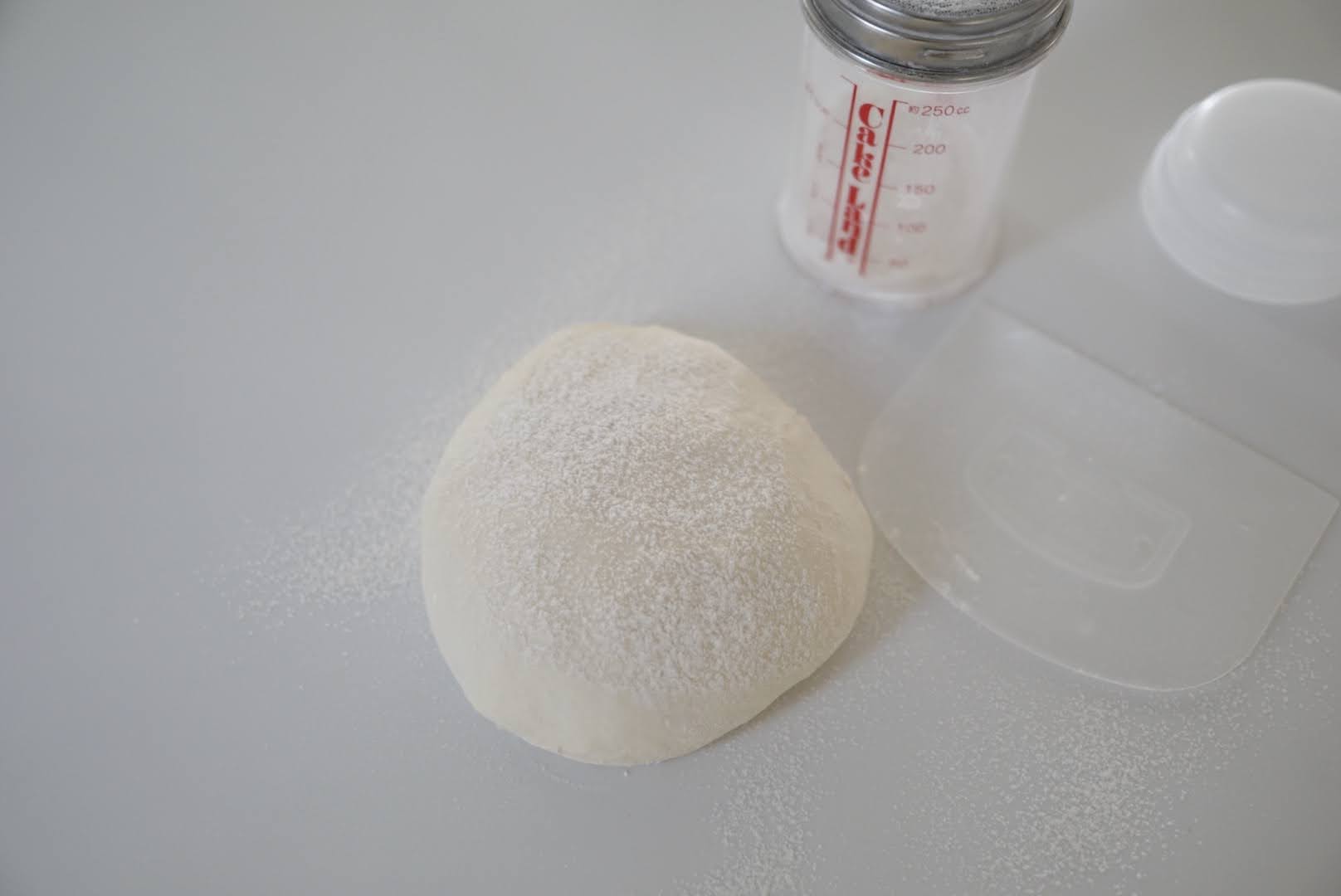 生地を取り出し、打ち粉の強力粉（分量外）を振ります。