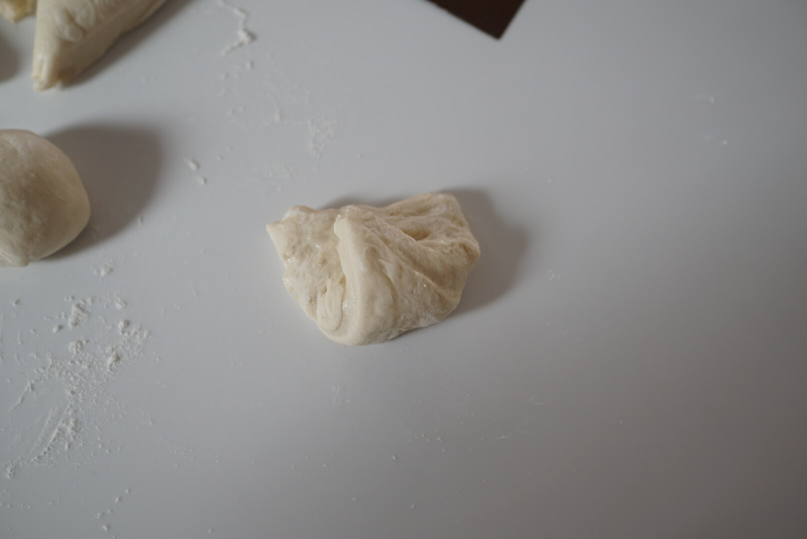 分割した生地を半分に折りたたみます。