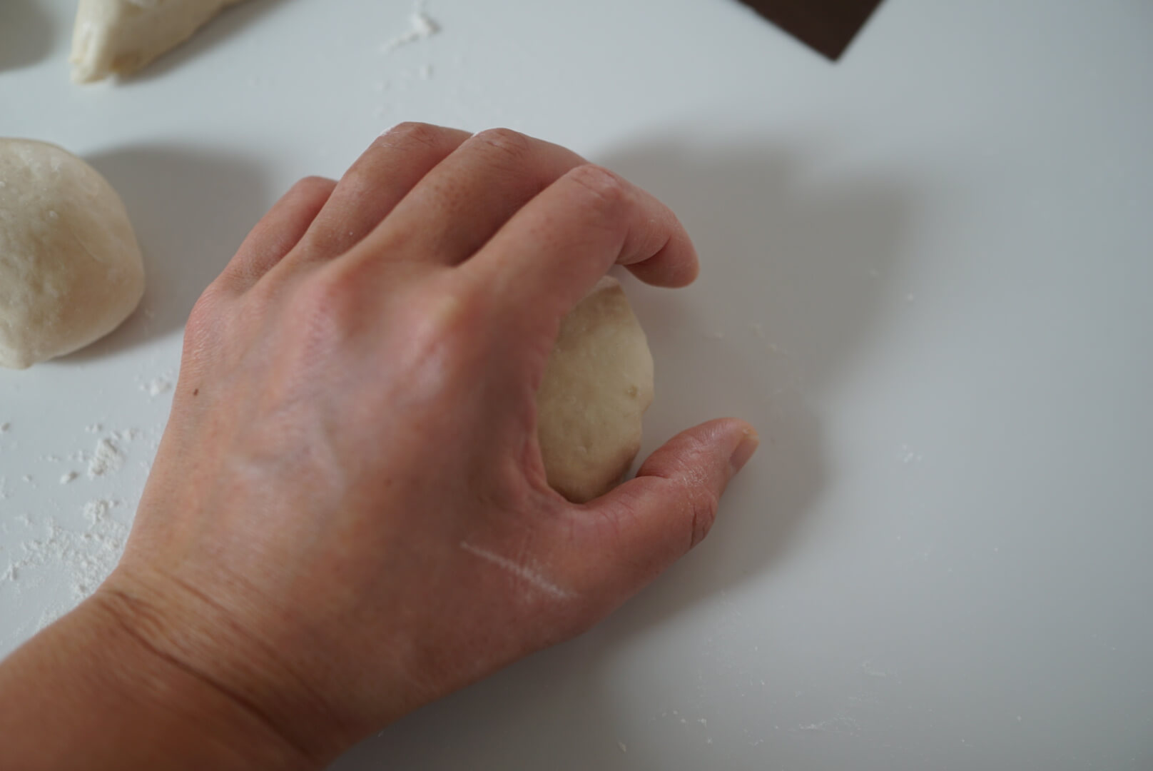 手でコロコロ転がして、丸めます。