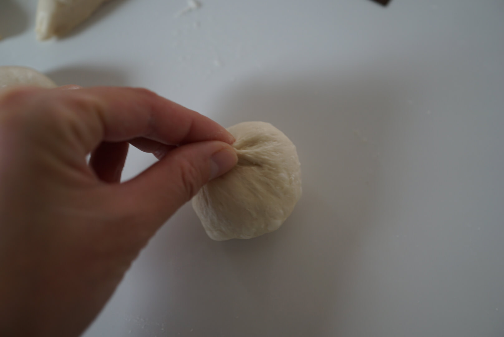 閉じ目をしっかり閉じます。