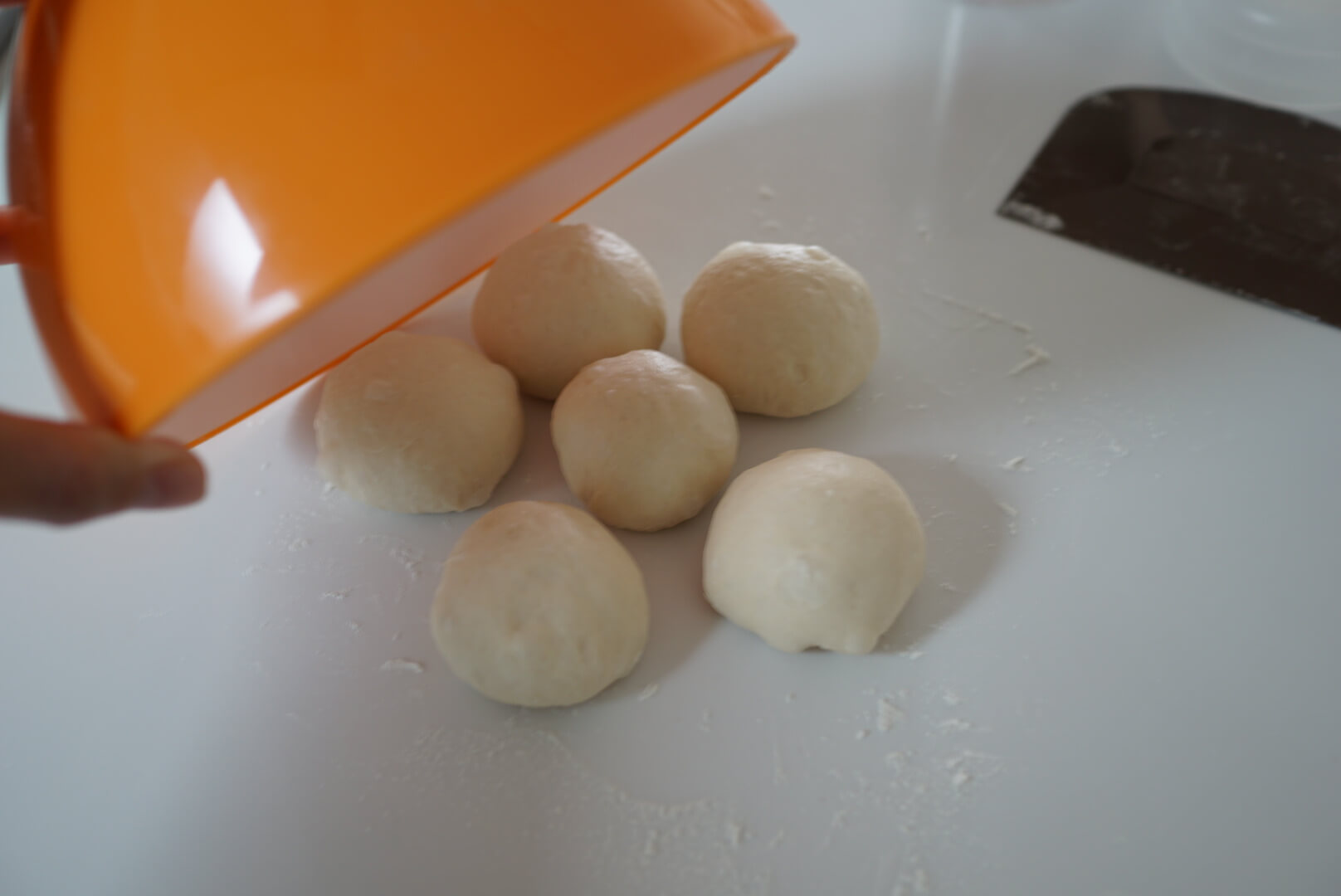 【ベンチタイム】 ボウルをかぶせて15分置きます。