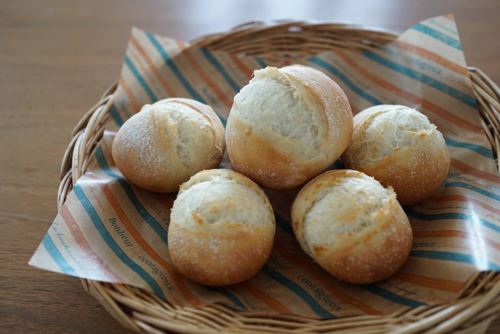 230度のオーブンでスチームあり6分、180度に下げてスチームなし8分焼成します。