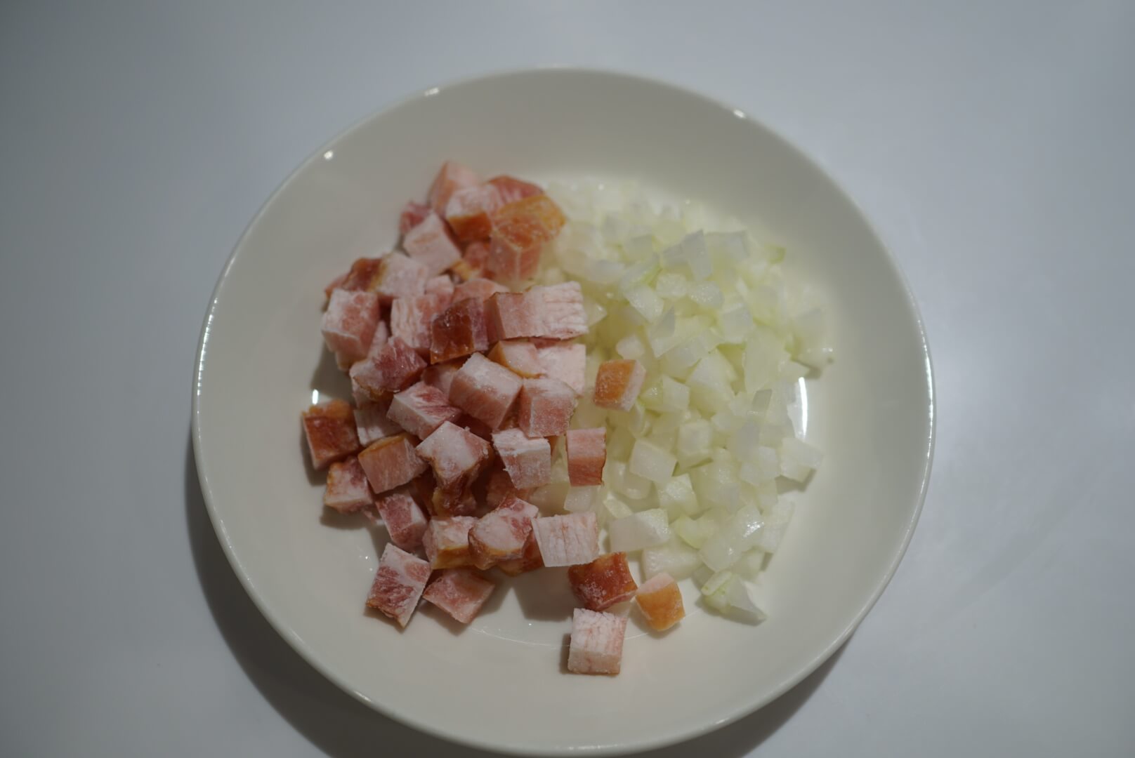 玉ねぎとベーコンは6㎜程度の角切りにします。