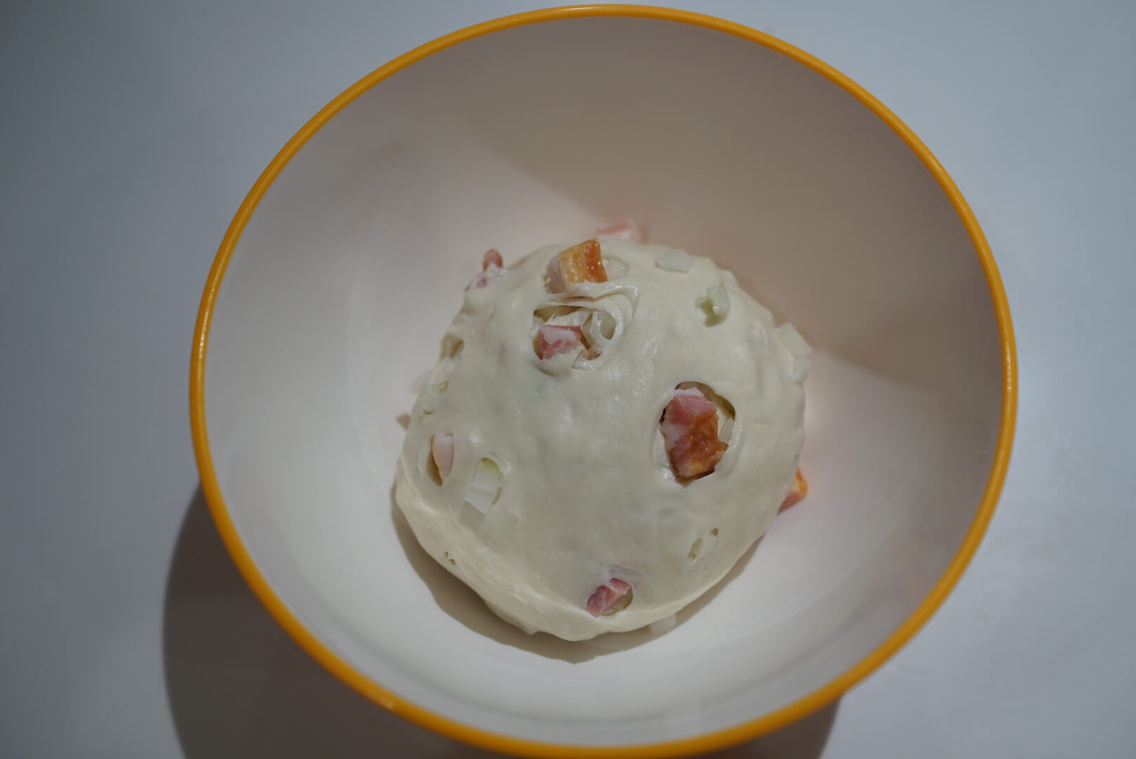 生地をまるくして、ボウルに戻します。