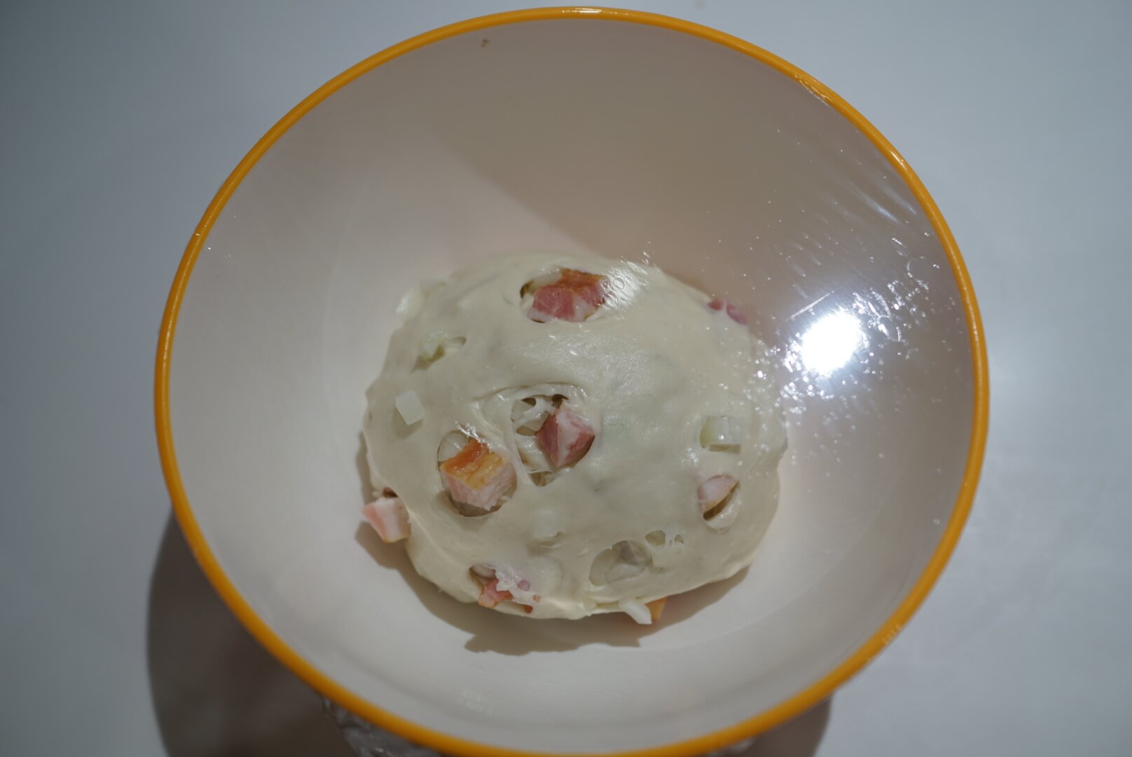 【1次発酵】 ラップをかけて、暖かいところで40～50分発酵させます。