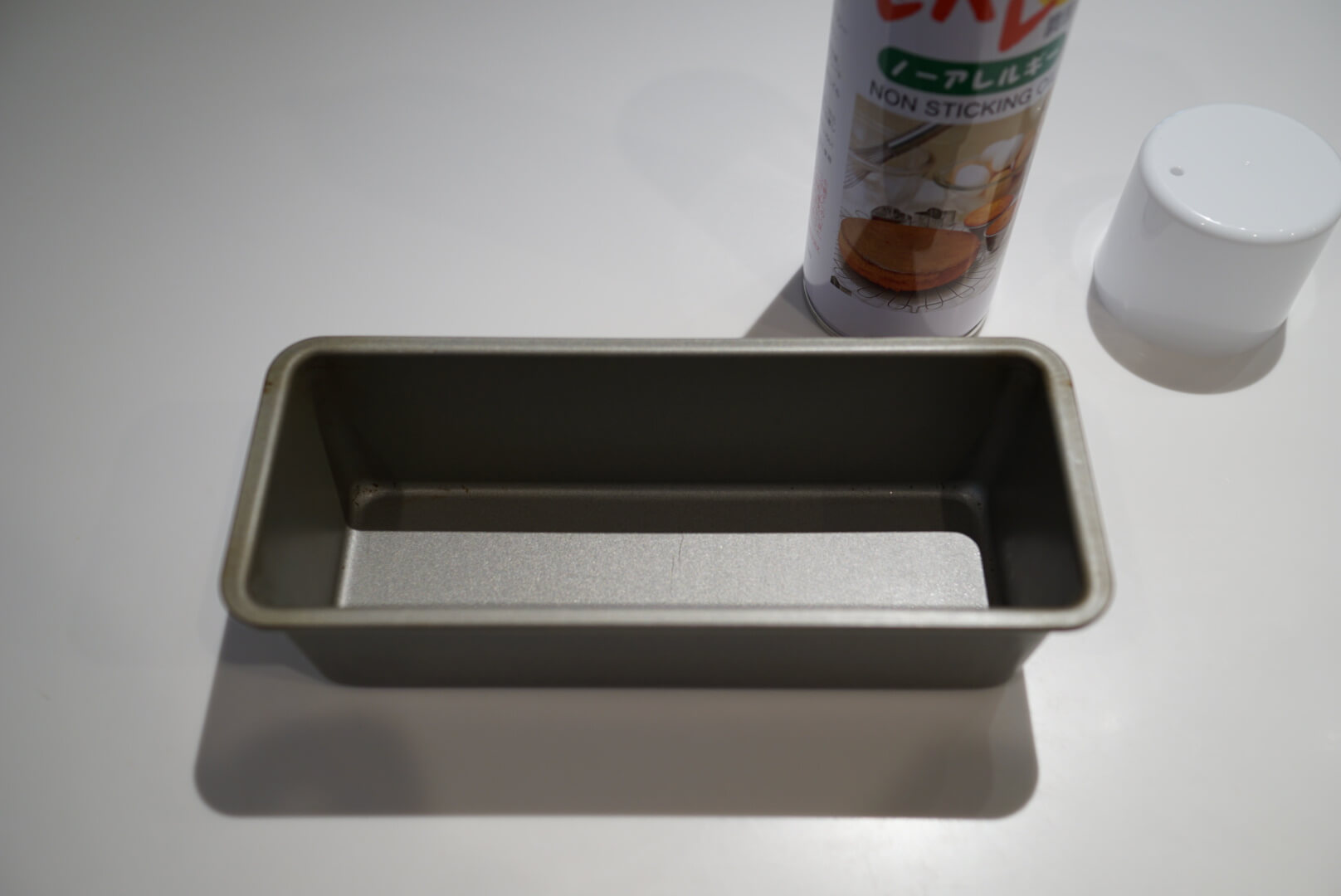 パウンド型に油脂を塗ります。