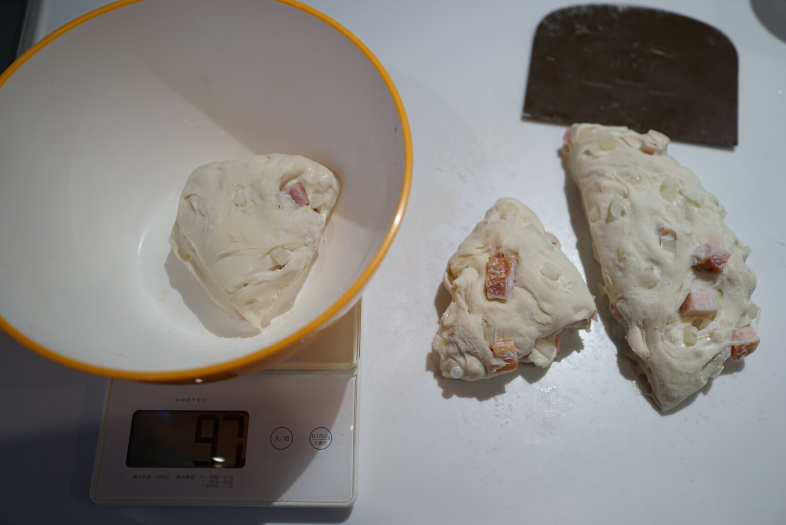 生地を4等分に分割します。