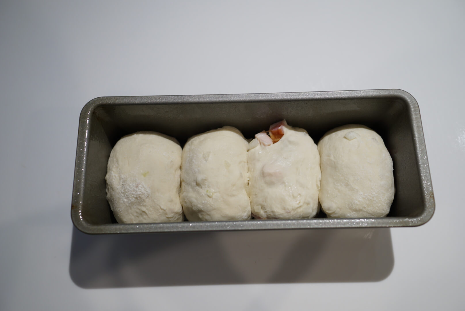 もう一度生地を丸めなおし、型に並べます。