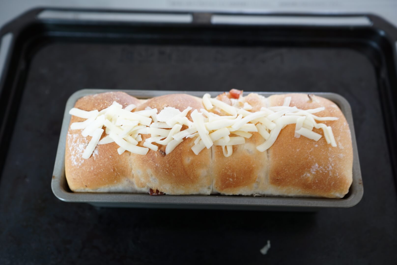 ラップを外し、200度10分で焼成します。 その後、チーズをのせて、180度で7分焼成します。