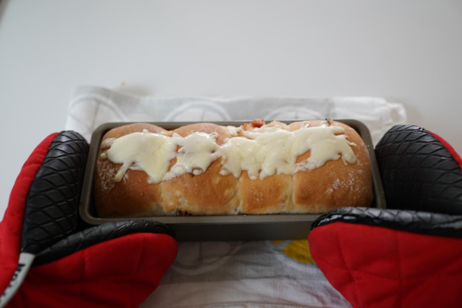 焼き上がり後、型ごと台に打ち付けてショックを与えます。 （台が傷つかないように、タオルやシリコンマットを敷いてください）