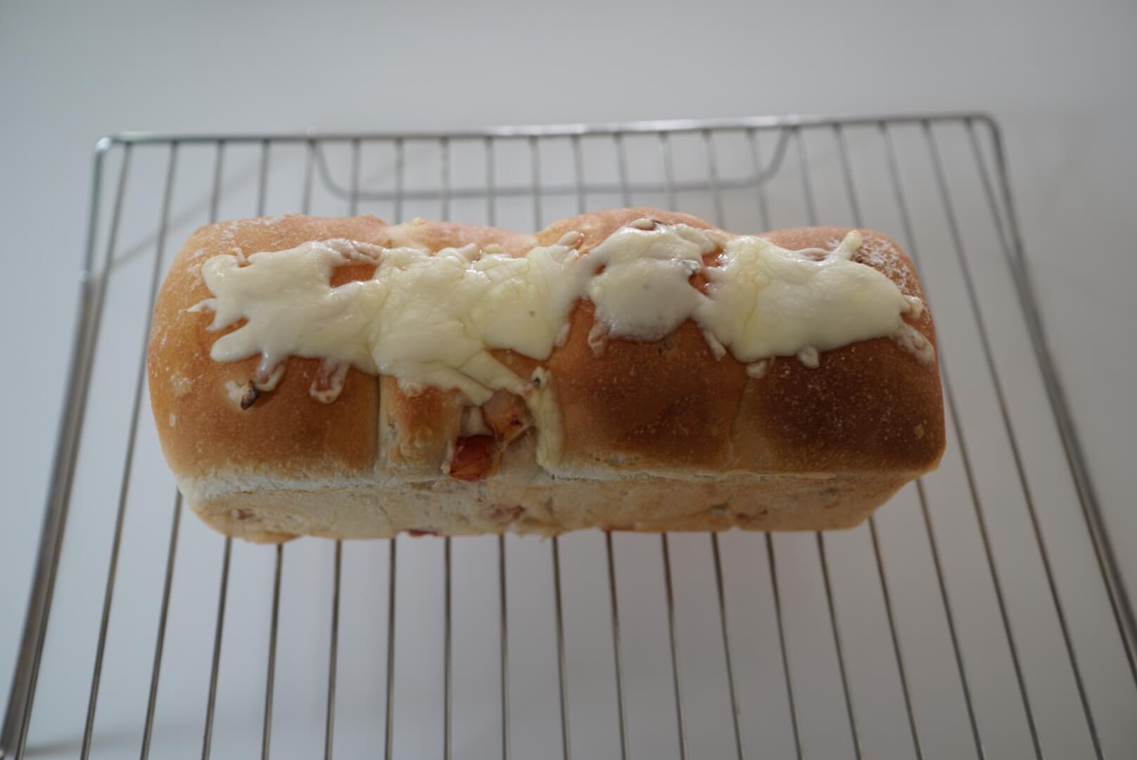 ケーキクーラーの上にのせて粗熱をとります。