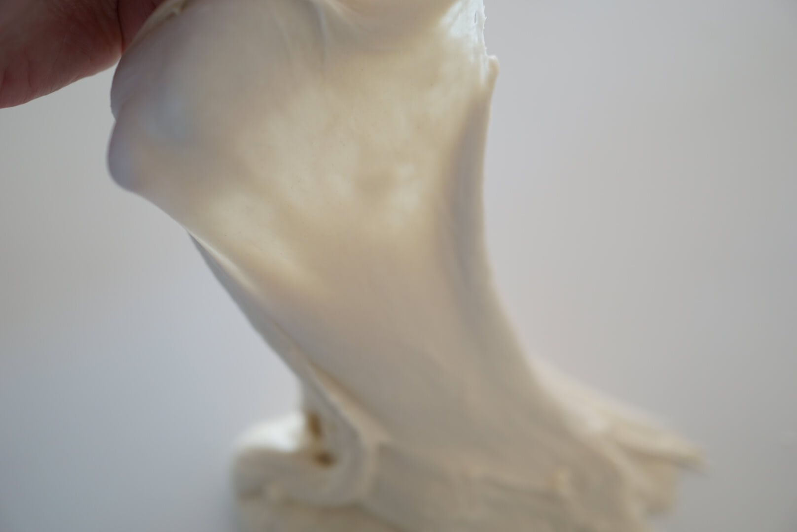 グルテン膜が形成され、引っ張ると薄く生地が伸びます。