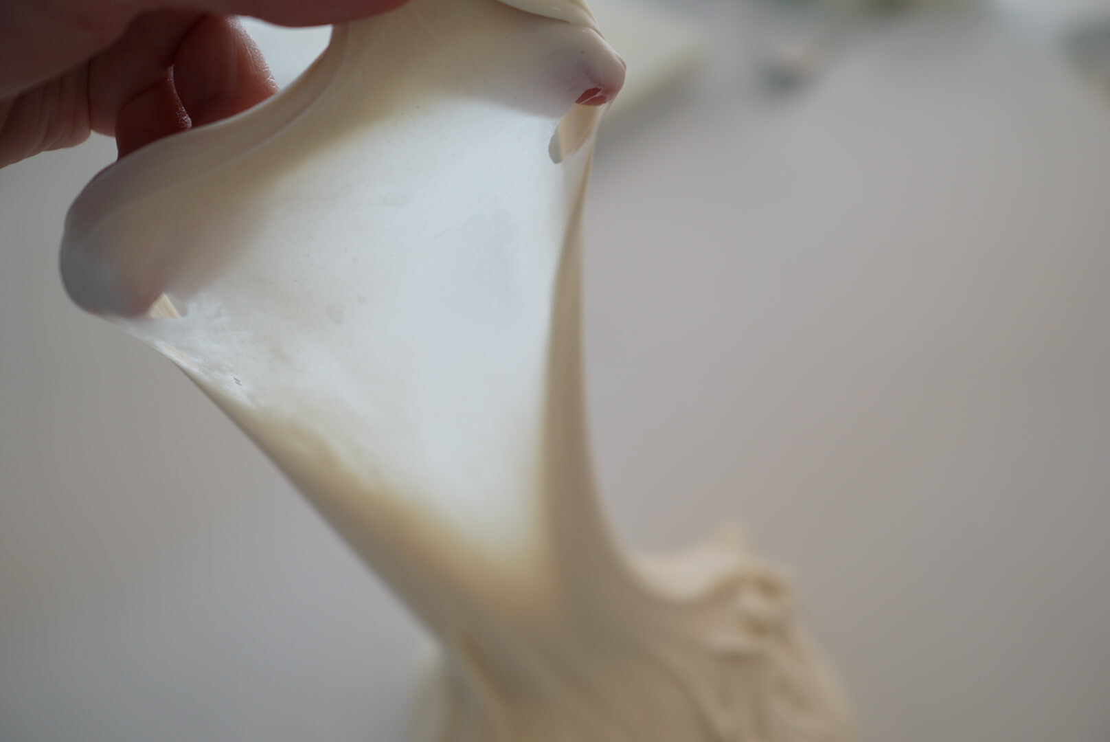 引っ張ると先ほどよりさらに薄く生地が伸びます。