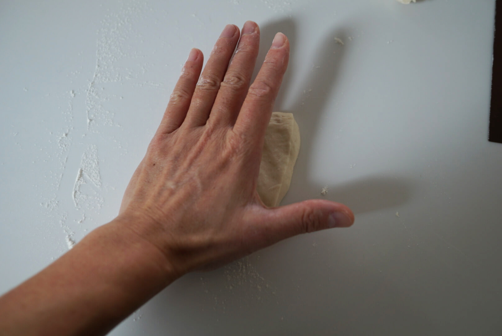 分割した生地をおして広げます。