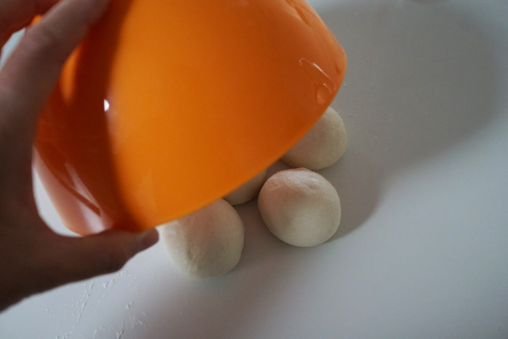 【ベンチタイム】 乾燥しないようにボウルをかぶせて、10分置きます。