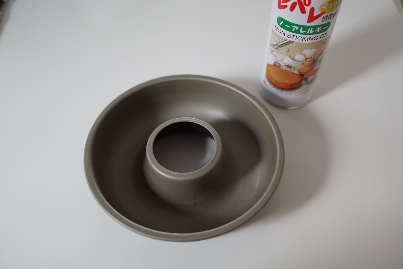 型に油脂を塗ります。