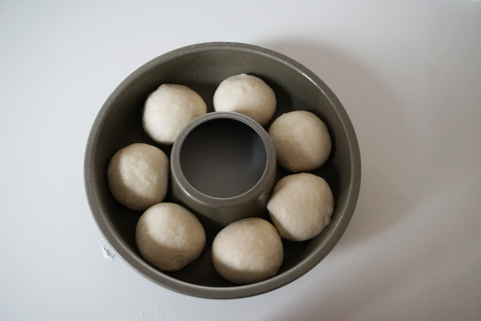 型に生地を並べます。隙間があって大丈夫です。