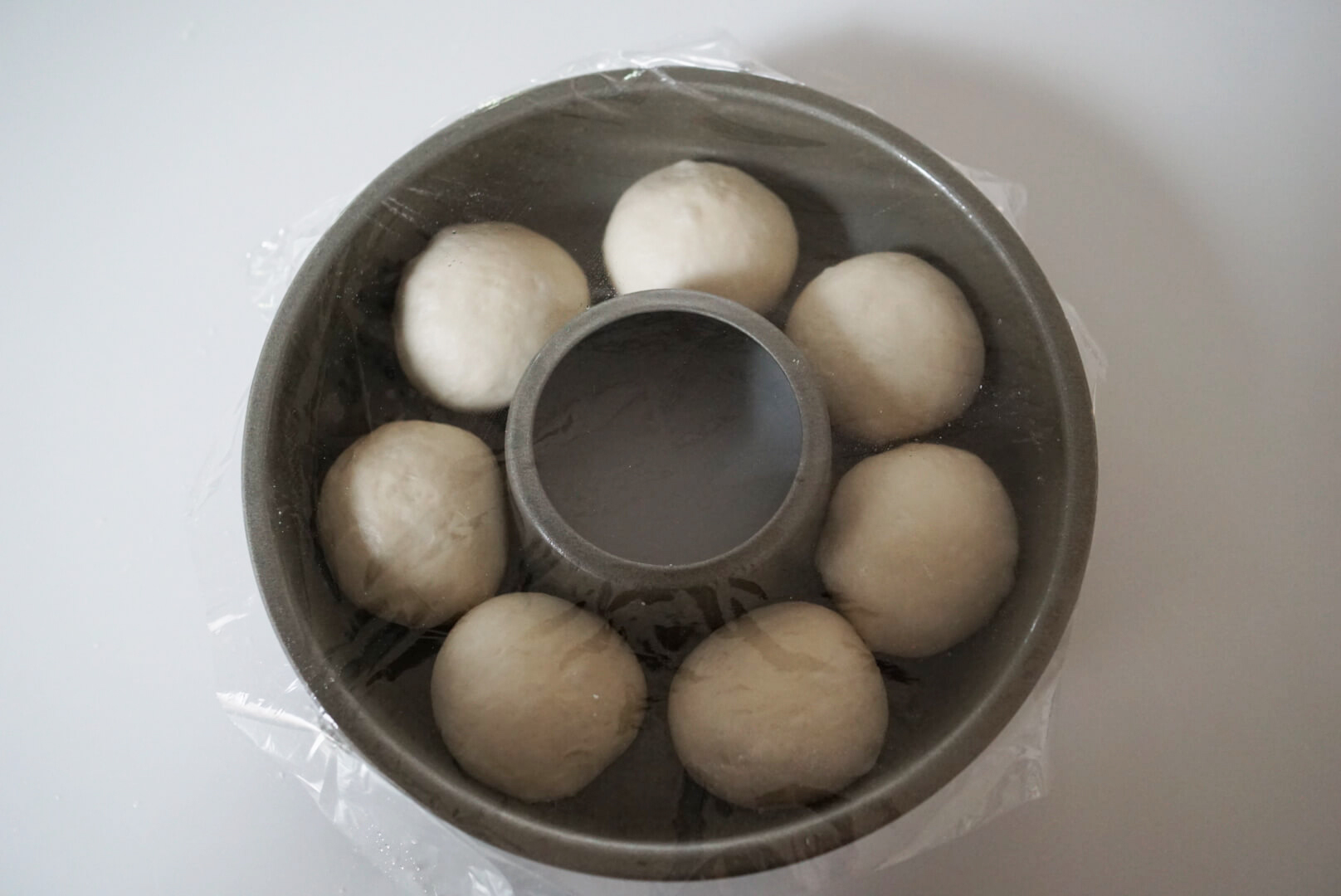 ラップをかけて、暖かいところで40分～50分発酵させます。