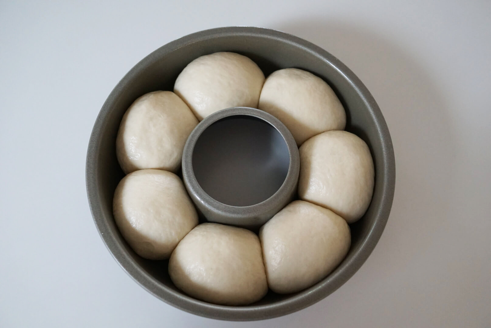 生地が1.5倍～2倍に膨らんだところで二次発酵完了です。