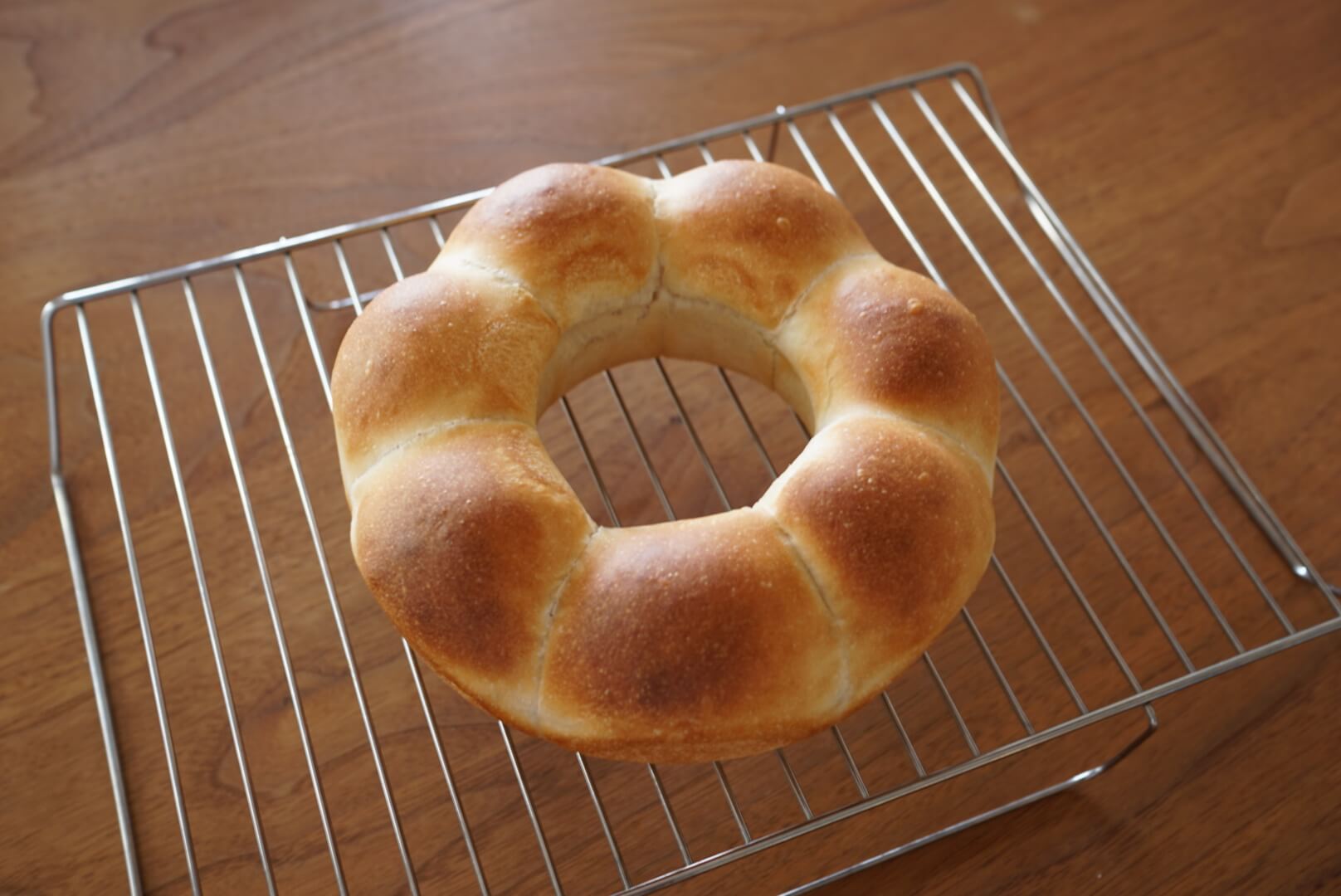 ケーキクーラーに乗せて、粗熱を取ります。