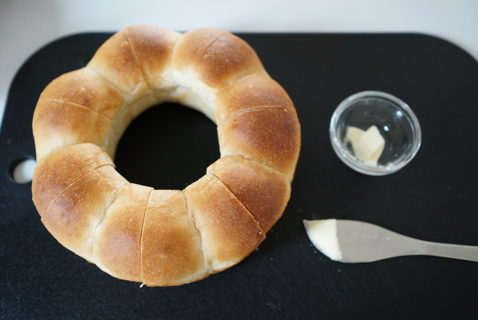 切れ目にバターを塗ります。