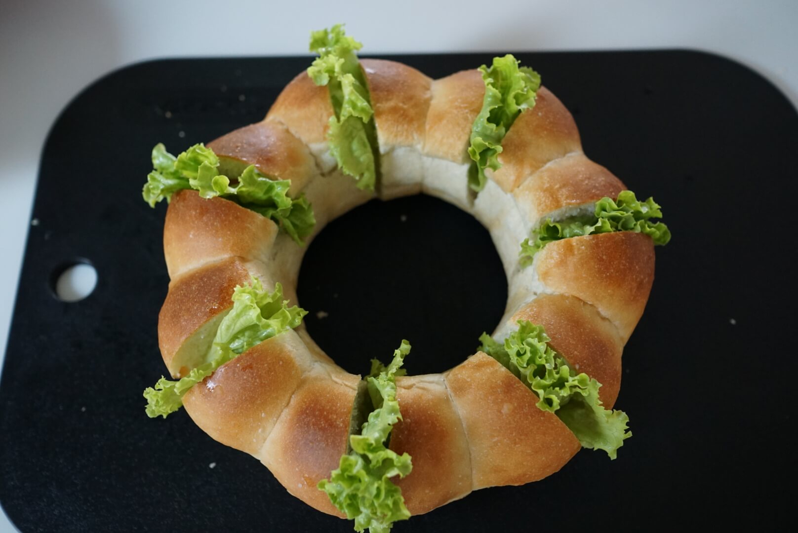 お好みの野菜を挟みます。 フリルレタスはキュートです。