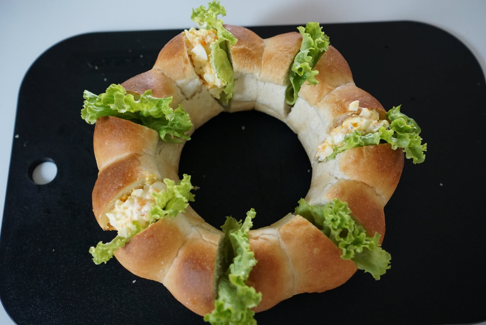 卵サラダを挟みます。