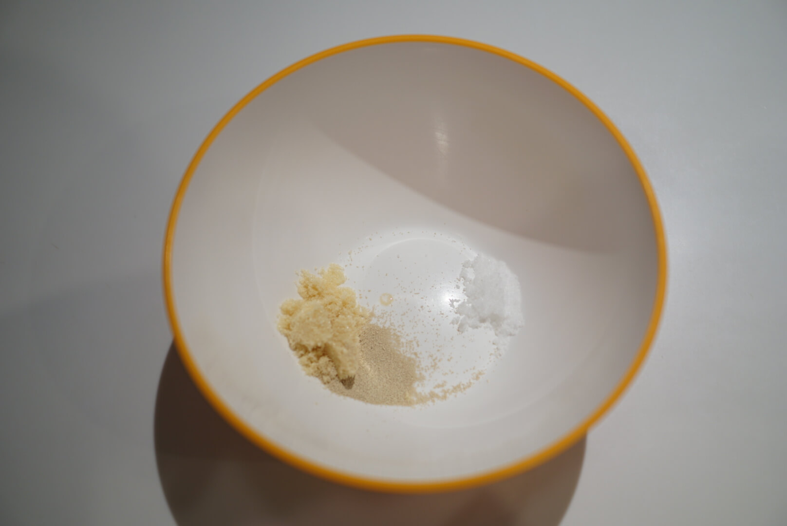 ドライイースト、砂糖、塩をボウルに用意します。