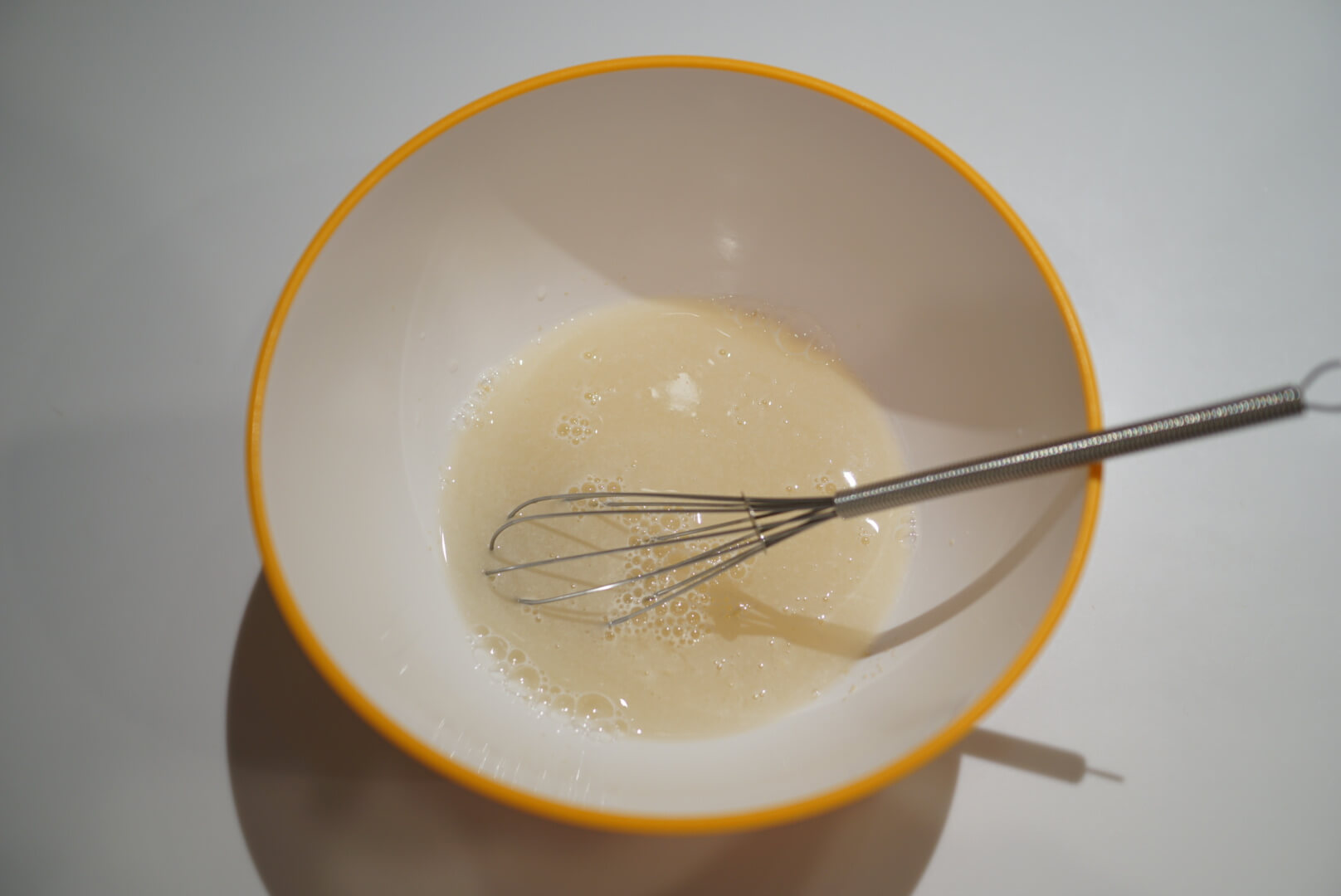 ボウルに水（ぬるま湯）を入れ、かき混ぜます。