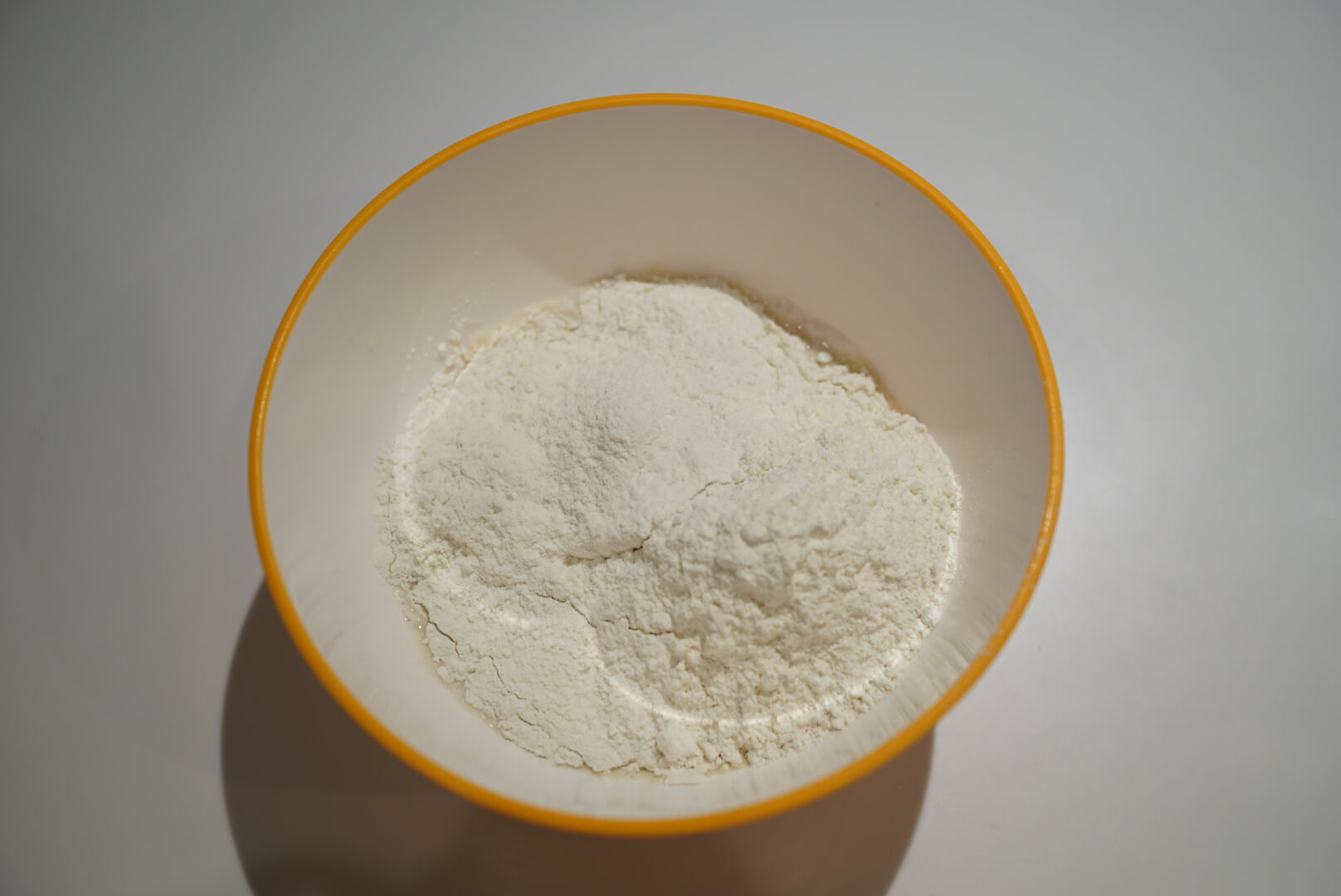 準強力粉を入れます。