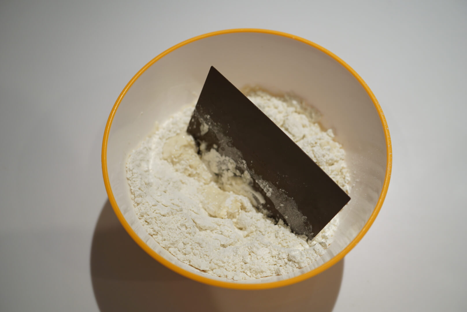 カードで切るように混ぜます。この時に捏ねたり練ったりしないようにしてください。